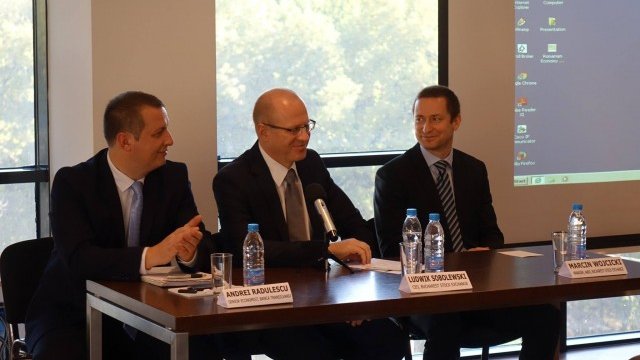 <p>
	Андрей Радулеску, старши икономист в Banca Transilvania, Лудвиг Соболевски, главен изпълнителен директор на Букурещката фондова борса,&nbsp;и Марчин Войшицки, мениджър на новия сегмент AeRO. <em>Снимка: Karoll Facebook page</em></p>
