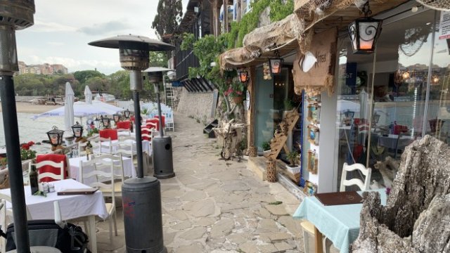 <p>
	Ще останат ли заведенията в Созопол празни? <em>Снимка: БГНЕС/ВАСИЛ МИХАЙЛОВ&nbsp;</em></p>
