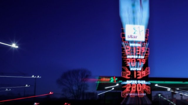 <p>
	Особено силно повишение на цените има и при бензина и дизела. <em>Снимка:&nbsp;&nbsp;EPA/Constantin Zinn</em></p>
