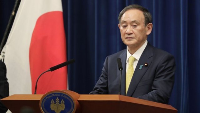 <p>
	Японският премиер Йошихиде Суга. <em>Снимка:&nbsp;Hiroyuki Komae/AP Photo/Bloomberg</em></p>
