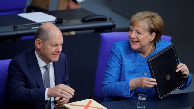 <p>
	Дебатът за бюджета в Бундестага. Финансовият министър Олаф Шолц (вляво) продължава да държи на балансирания бюджет. <em>Снимка: Ройтерс</em></p>
