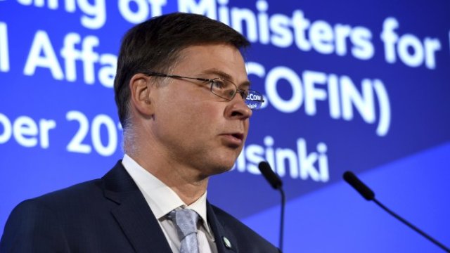 <p>
	Заместник-председателят на ЕК по въпросите на финансовите услуги и капиталовите пазари Валдис Домбровскис по време на пресконференция след срещата на ЕКОФИН в Хелзинки, Финландия, 13 септември 2019 г. <em>Снимка: Ройтерс</em></p>
