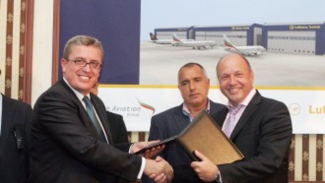 <p style="text-align: center">
	Изпълнителният директор на &bdquo;Луфтханза техник София&ldquo; Бернд Фрекман (вдясно) и изпълнителният директор на &bdquo;Бългериан авиейшън груп&ldquo; Пламен Атанасов се поздравяват с подписаното споразумение. <em>Снимка БТА</em></p>
