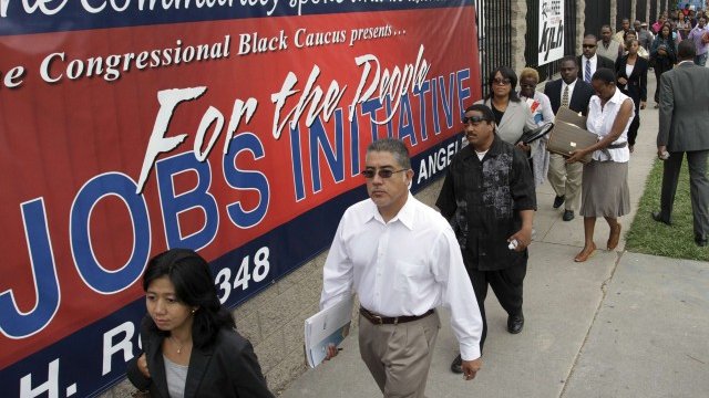 <p style="text-align: center; ">
	Все повече американци са безработни.<em> Снимка: Ройтерс</em></p>
