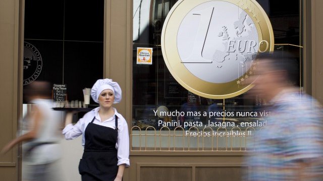 <p style="text-align: center; ">
	Дълговата криза в еврозоната предизвиква все повече безпокойство. <em>Снимка: Ройтерс</em></p>
