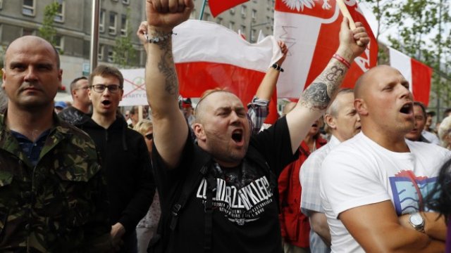 <p>
	Полски десни националисти. <em>Снимка: архив Ройтерс</em></p>
