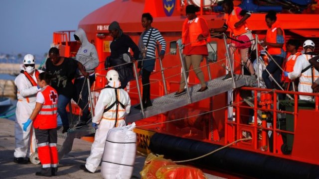 <p>
	Лодка, пристигаща на бреговете на Малага. <em>Снимка: Ройтерс</em></p>
