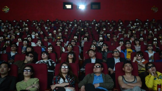 <p>
	Зрители гледат 3D филм в кино в град Тайюен, провинция Шанси. <em>Снимка: Архив Ройтерс</em></p>
