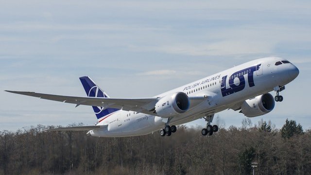 <p>
	Произведен от Boeing за полската авиокомпания LOT самолет е бил във въздуха близо два часа. <em>Снимка: Ройтерс</em></p>

