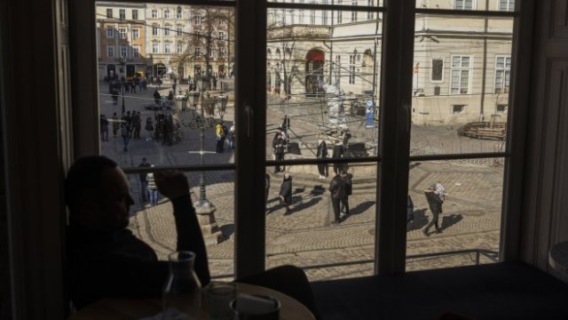 <p>
	<em>Ежедневие в Лвов. Снимка:&nbsp;Kobi Wolf/Bloomberg</em></p>
