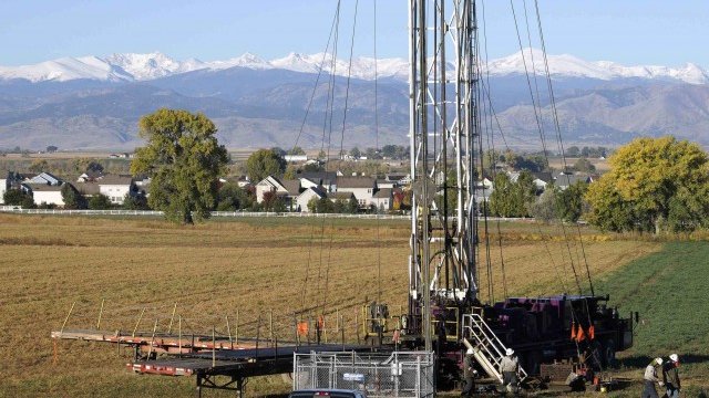 <p>
	Площадка за добив на шистов петрол в Колорадо, САЩ. <em>Снимка: Ройтерс</em></p>
