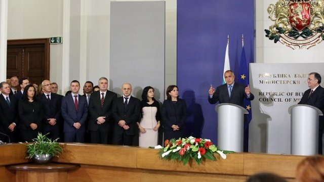 <p>
	Новоизбраният премиер Бойко Борисов прие символично властта от предшественика си &ndash; служебният министър-председател Георги Близнашки. <em>Снимка: БТА</em></p>
