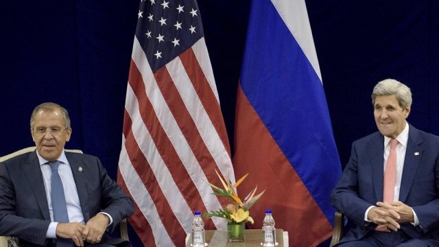 <p>
	Външните министри на Русия и САЩ Сергей Лавров <em>(вляво) </em>и Джон Кери. <em>Източник: архив Ройтерс</em></p>
