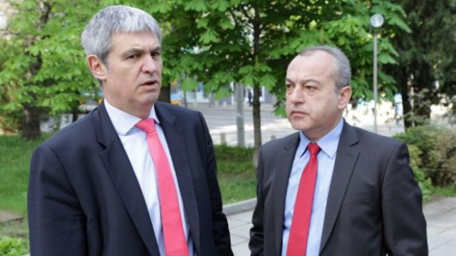 <p>
	Лидерът на КНСБ Пламен Димитров (вляво) и служебният министър на труда и социалната политика Гълъб Донев (вдясно). <em>Снимка: БТА</em></p>
