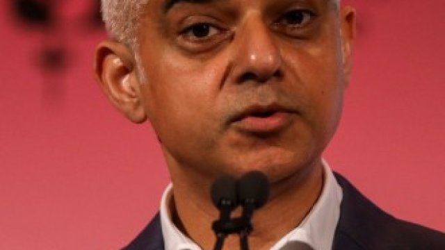 <p>
	Кметът на Лондон Садик Кан.&nbsp;<em>Снимка: Chris Ratcliffe/Bloomberg</em></p>
