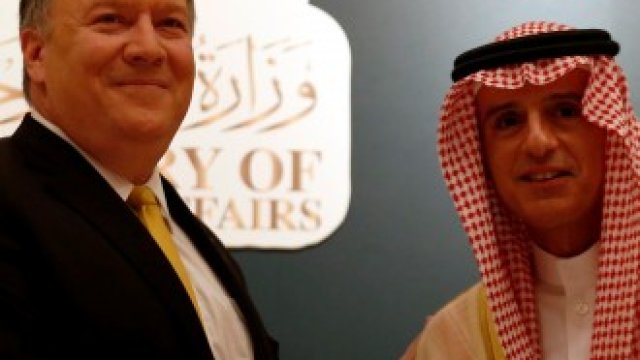<p>
	Американският държавен секретар Майк Помпейо (вляво) се здрависва със саудитския външен министър Адел ал Джубейр по време на срещата им в Рияд.&nbsp;<em>Снимка: Архив Ройтерс</em></p>
