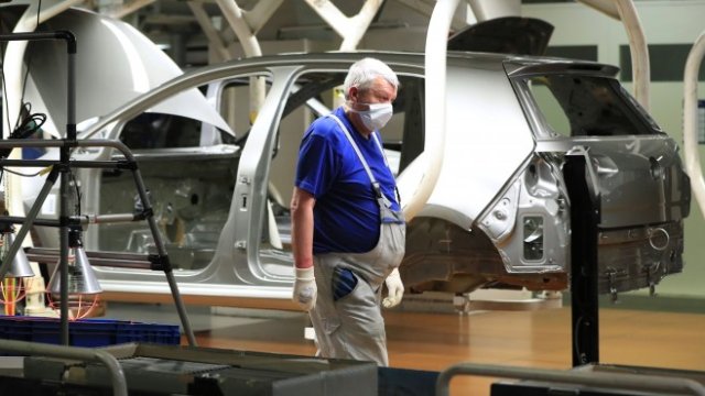 <p>
	Служител на Volkswagen AG.&nbsp; <em>Снимка: Krisztian Bocsi/Bloomberg</em></p>
