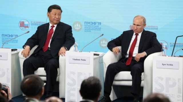 <p>
	Вирусът стъжнява живота и на автократите. <em>Снимка: Bloomberg</em></p>
