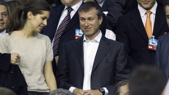 <p>
	Роман Абрамович на <span class="st">&bdquo;Естадио Местая&ldquo; </span>преди двубой Валенсия - Челси. <em>Снимка:</em> <em>Ройтерс</em></p>
