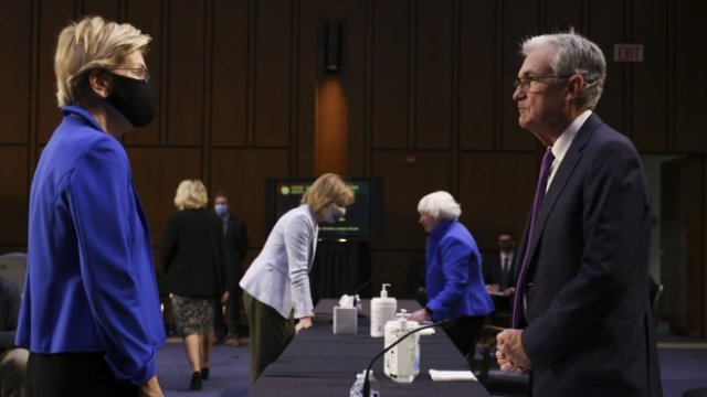 <p>
	Сенаторът Елизабет Уорън (вляво) и управителят на Фед Джером Пауъл (вдясно). <em>Снимка: Bloomberg L.P.</em></p>
