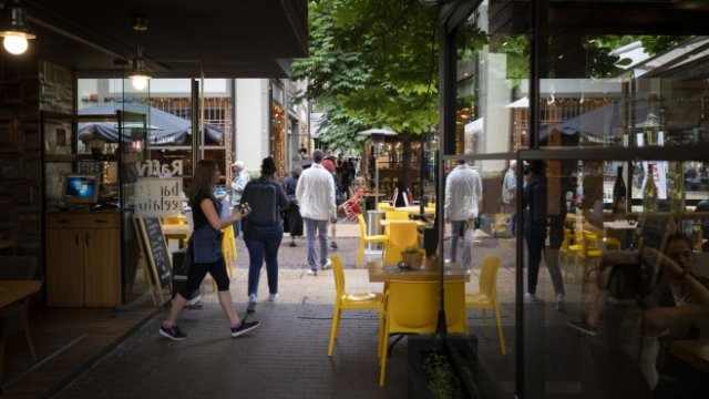 <p>
	Ниското ниво на ваксинация в България може да доведе до нови ограничителни мерки. <em>Снимка: Jasper Juinen/Bloomberg</em></p>
