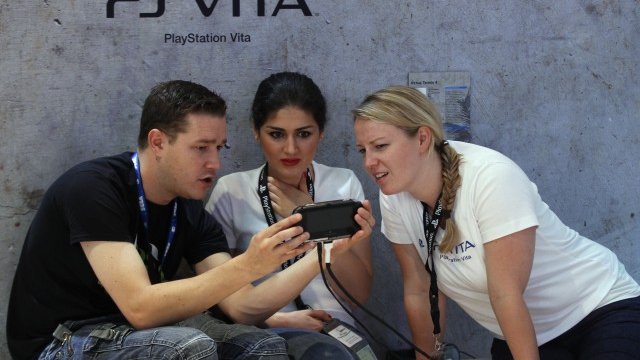 <p>
	Посетители на изложението Gamescom 2011 в Кьолн разглеждат новата конзола. <em>Снимка: Ройтерс</em></p>
