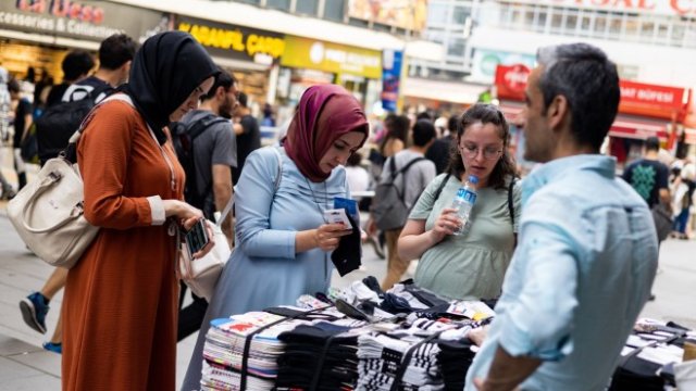 <p>
	Инфлацията в Турция е сред най-високите в момента. <em>Снимка: SeongJoon Cho/Bloomberg</em></p>
