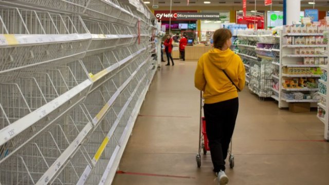 <p>
	Празни лавици в супермаркет в Русия. <em>Снимка: Vlad Karkov/Getty Images</em></p>
