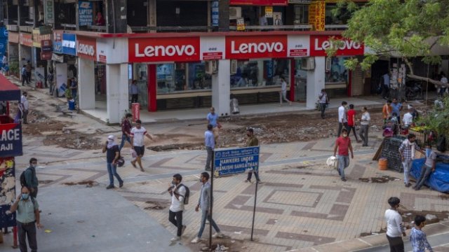 <p>
	Пешеходците минават покрай магазин на Lenovo Group Ltd. в Ню Делхи, Индия, в сряда, 24 юни 2020 г. <em>Снимка: Prashanth Vishwanathan/Bloomberg</em></p>
