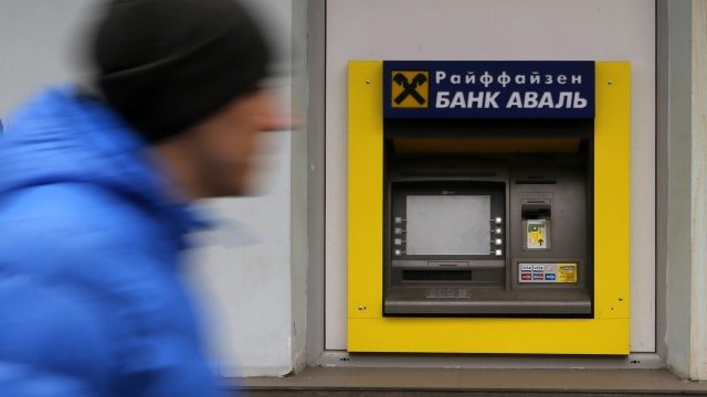 <p style="text-align: justify;">
	Според&nbsp;Raiffeisen Bank Internationл на украинските кредитори са необходими от 3 млрд. до 5 млрд. долара. <em>Снимка: Ройтерс</em></p>
