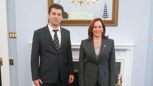 <p>
	Кирил Петков и Камала Харис.<em> Снимка: Пресслужба на Министерския съвет</em></p>
