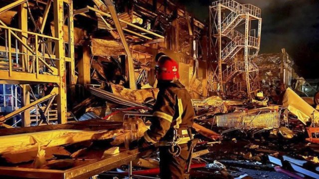 <p>
	&nbsp;Украински пожарникари потушават пожар при удара срещу търговски център в Одеса. <em>Снимка: EPA/STATE EMERGENCY SERVICE OF UKRAINE HANDOUT</em></p>
