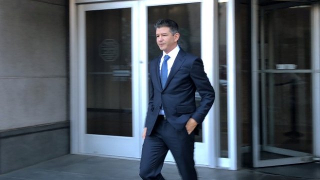 <p>
	Травис Каланик при излизането си от съдебната зала. <em>Снимка: Ройтерс</em></p>
