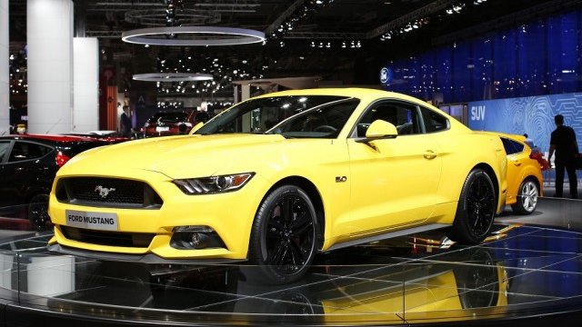 <p>
	<em>Mustang е звездата на щанда на Ford в Париж. Снимка: Ройтерс </em></p>
