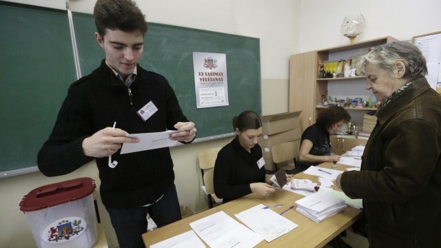 <p>
	Избирателна секция в Рига. <em>Снимка: Ройтерс</em></p>
