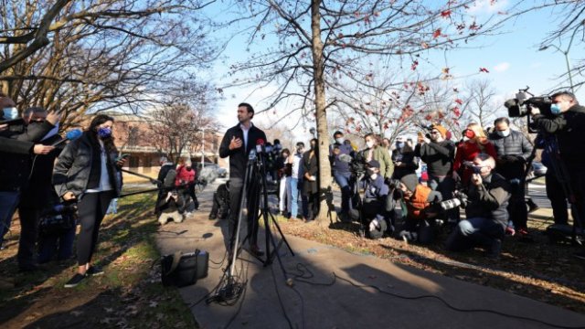 <p>
	Джон Ософ по време на изказване пред медии във вторник. <em>Снимка: Getty</em></p>
