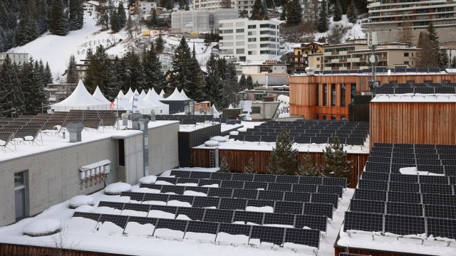 Соларни инсталации в швейцарския планински курорт Давос. Снимка: Hollie Adams, Bloomberg