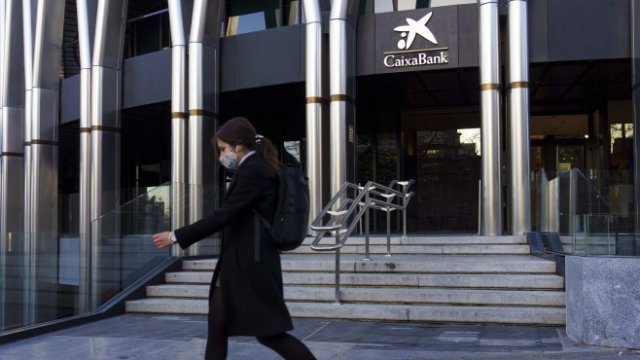 <p>
	Испания изненадващо реши да обложи с извънреден данък и банките. <em>Снимка: Angel Navarrete/Bloomberg</em></p>
