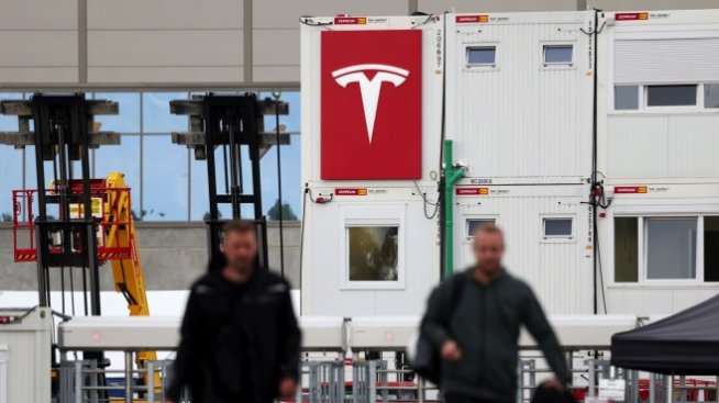 Доставките на новата Tesla се отлагат със седмица