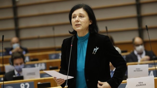 Вера Йоурова: ЕК напълно подкрепя правото на мирни протести в България