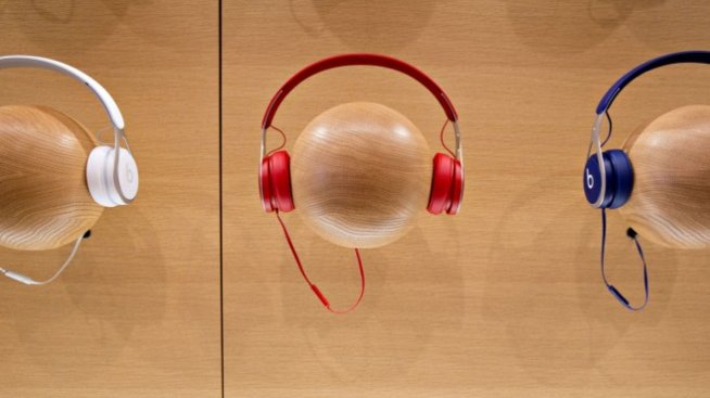 Apple спря продажбите на конкурентни колонки и слушалки