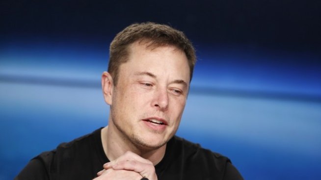 Обиден туит на Илон Мъск потопи акциите на Tesla