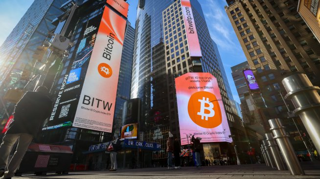 Цената на биткойна достига близо 6-седмичен връх с успокояване на пазарните сътресения
