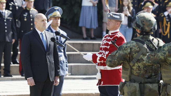 Радев към военните: Вярвам, че ще отхвърлите всеки опит за разкол и унижение