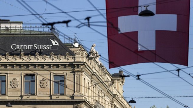 UBS и Credit Suisse изплащат половината дивидент по-късно 