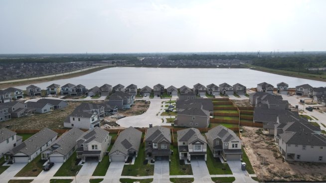 Купувачите се оттеглят от жилищния пазар в САЩ и оставят строителните компании с излишък от домове