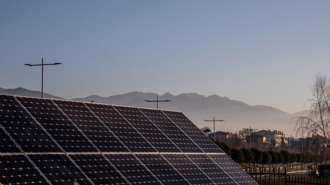 Испания разследва има ли слабости в защитата на малки соларни централи