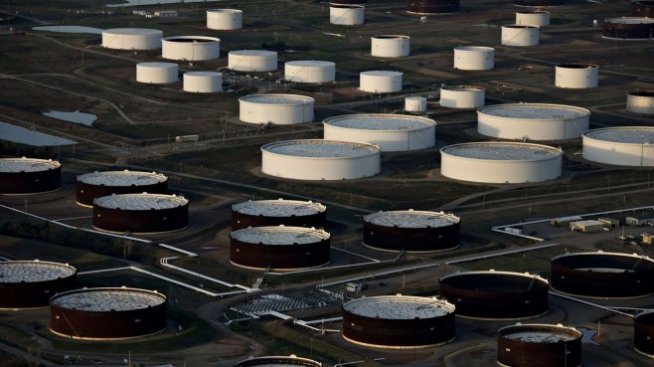 След историческия колапс в цената на петрола тревогите се пренасят и към 2021 г.