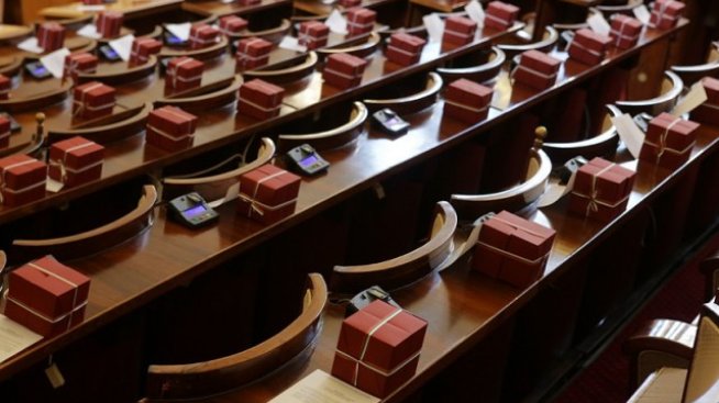 Парламентът отмени дългата си ваканция до изборите