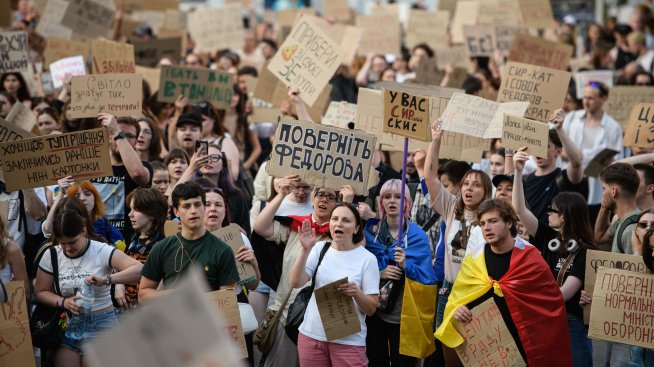 Зеленски обмисля да отстрани непопулярния началник на армията след протести